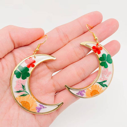 Pressed Flower Crescent Moon Earrings – Resin & Gold-Plated